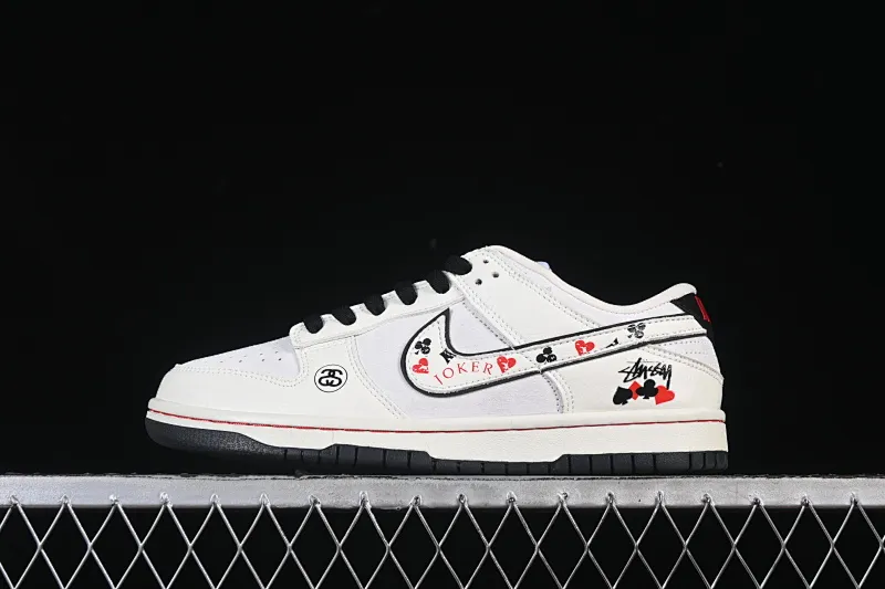 All categories Nk SB Dunk Series Nk SB Dunk Low High-end customized low-top sneakers Nike SB Dunk Low Stusi co-branded white, black and red High-end customized low-top casual sneakers YF9511-913